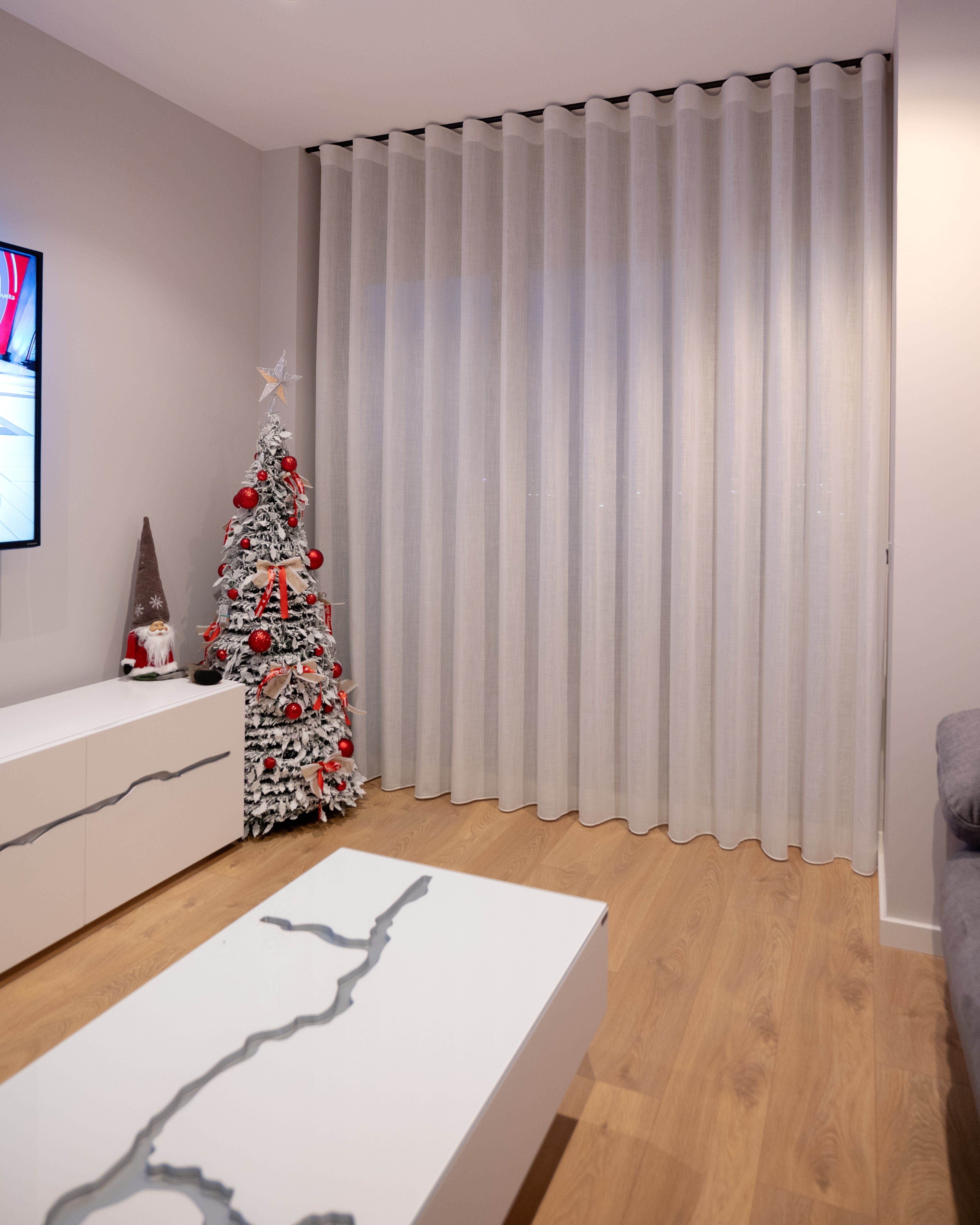 Instalación de venecianas de madera y cortina de onda perfecta en Viladecans