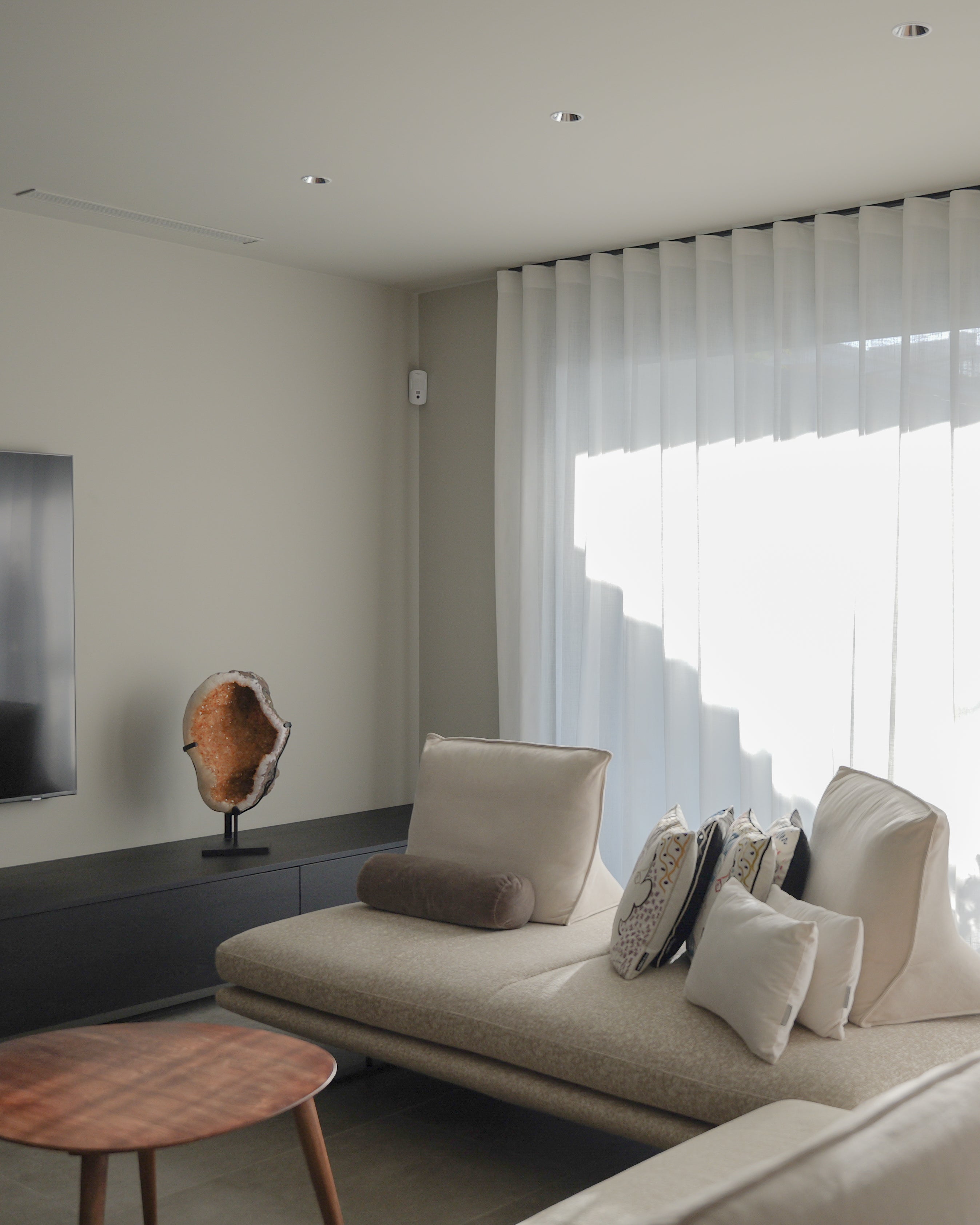 Instalación de cortinas de onda perfecta y estor paquetto en vivienda de Castelldefels