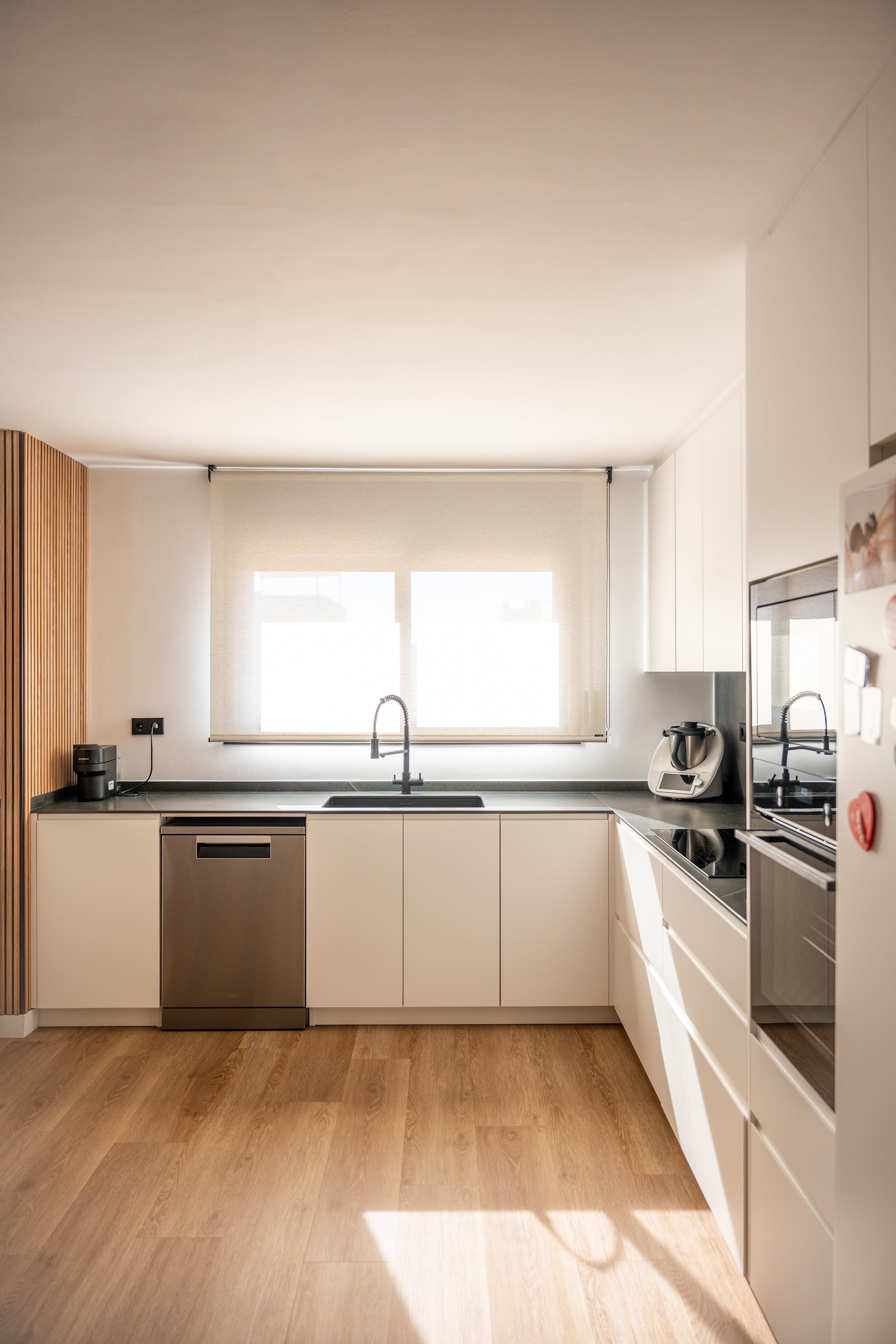 Instalación de estor enrollable manual con cortinas de onda perfecta en Castelldefels