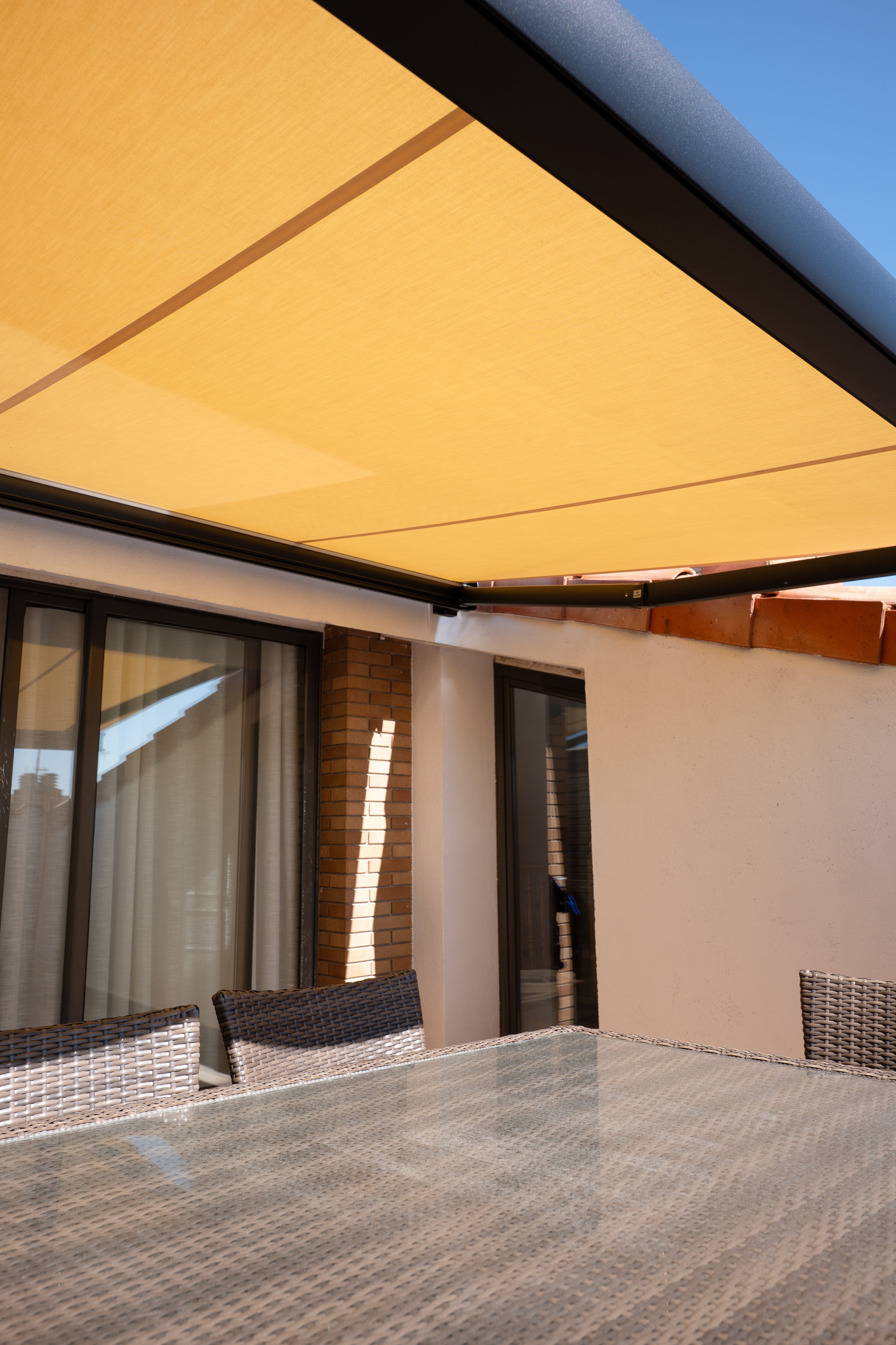Instalación de toldo cofre a medida en Castelldefels