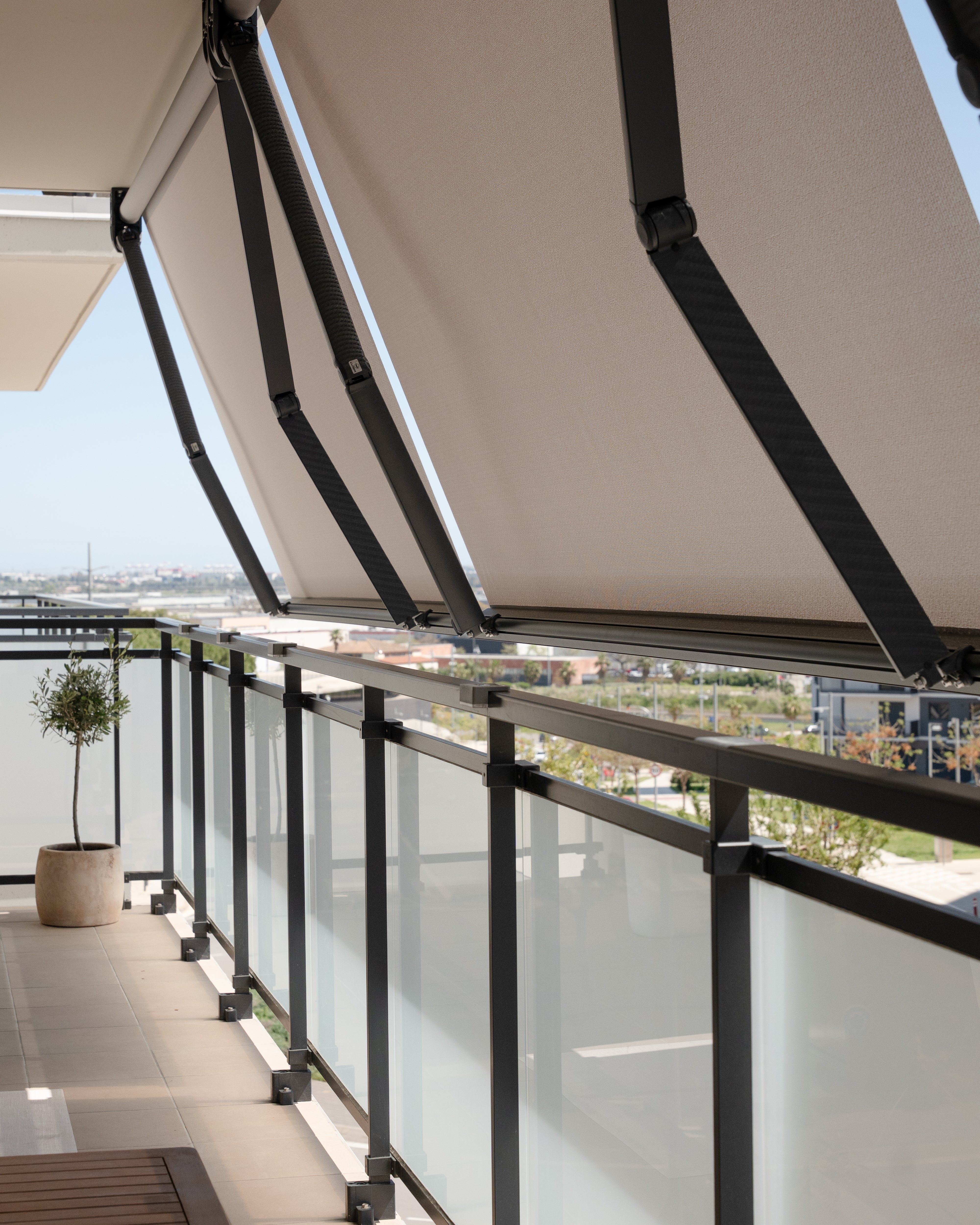Instalación de toldo extensible motorizado en Llevant (Viladecans)