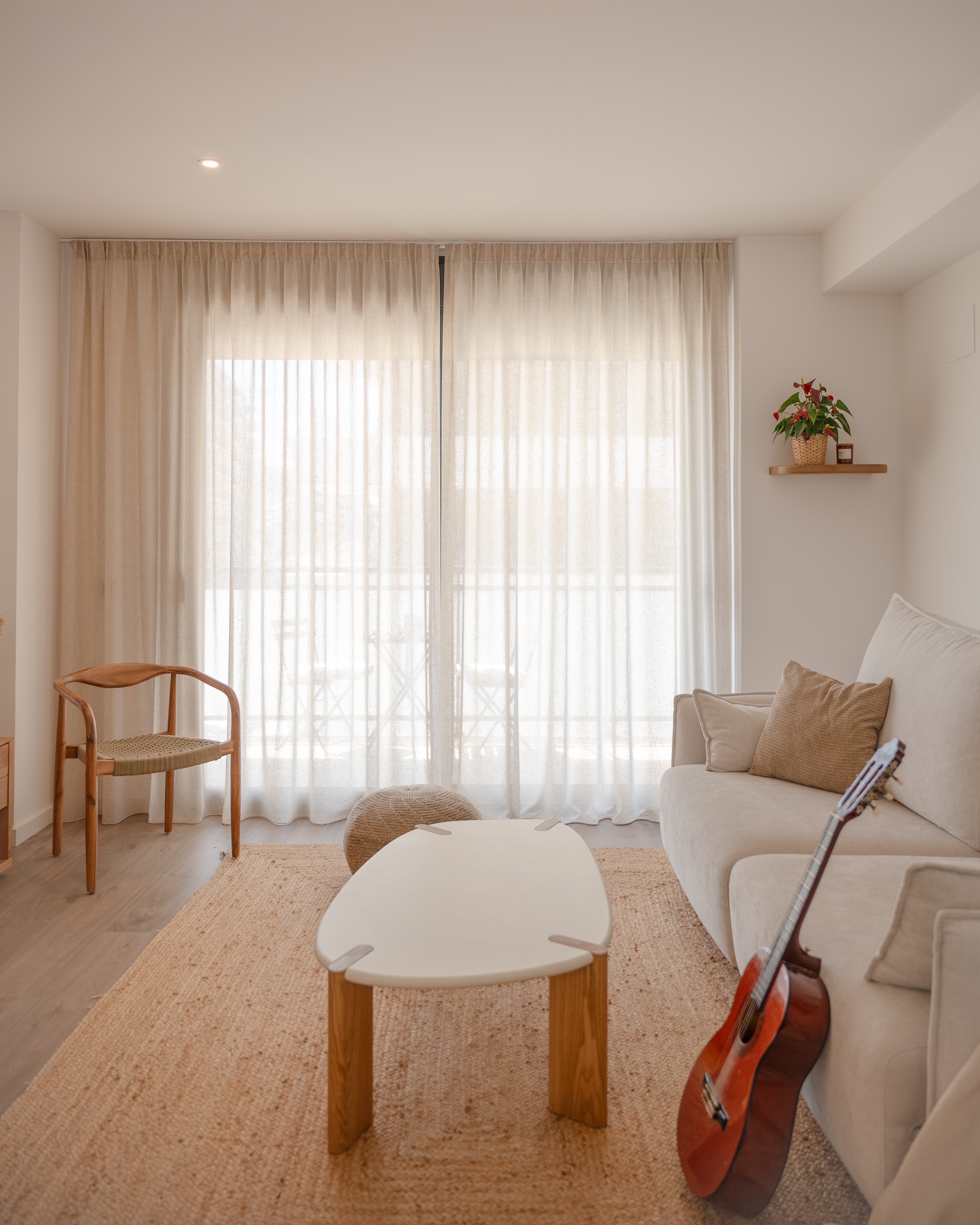 Instalación de cortinas con fruncido orgánico y caída con arrastre en Llevant (Viladecans)